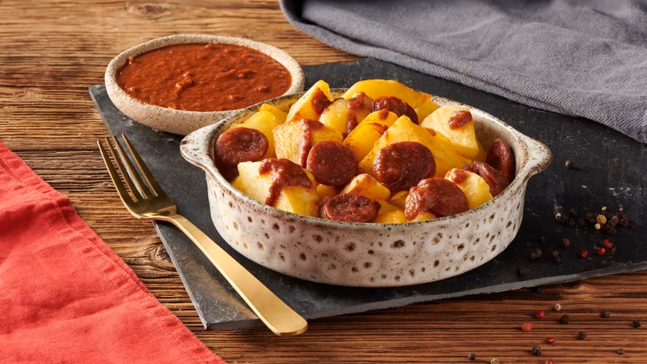 Patatas bravas z chorizo