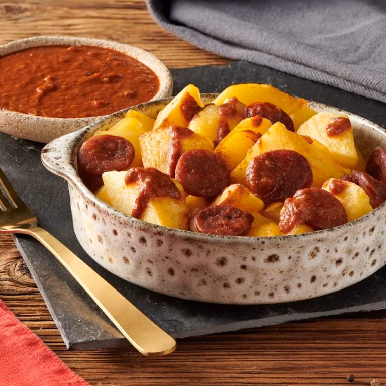 Patatas bravas z chorizo