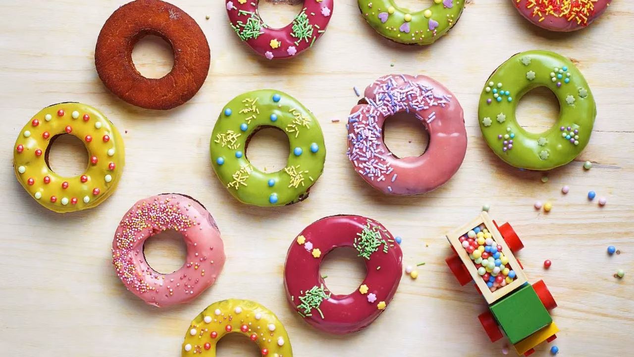 Donuts – kolorowe donuty z czekoladą i kolorowym lukrem