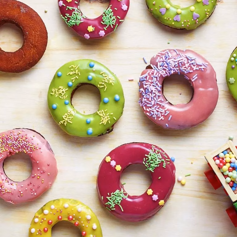 Donuts – kolorowe donuty z czekoladą i kolorowym lukrem