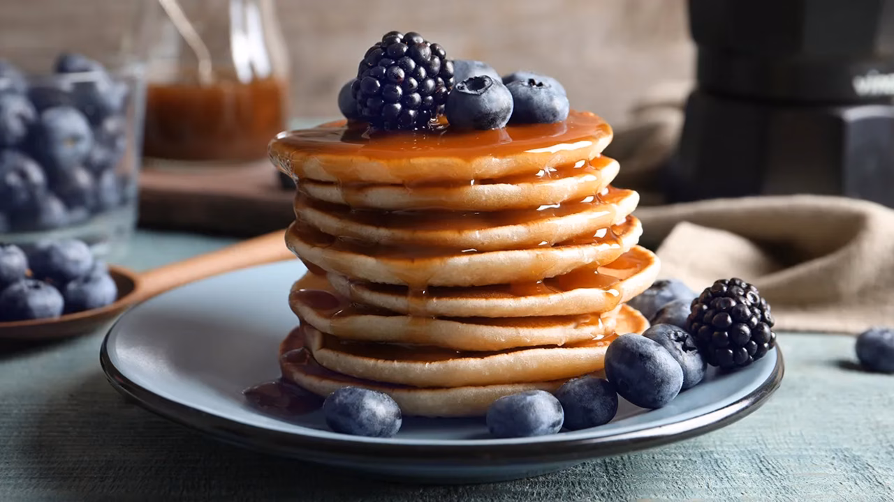 Miodowe pancakes z owocami