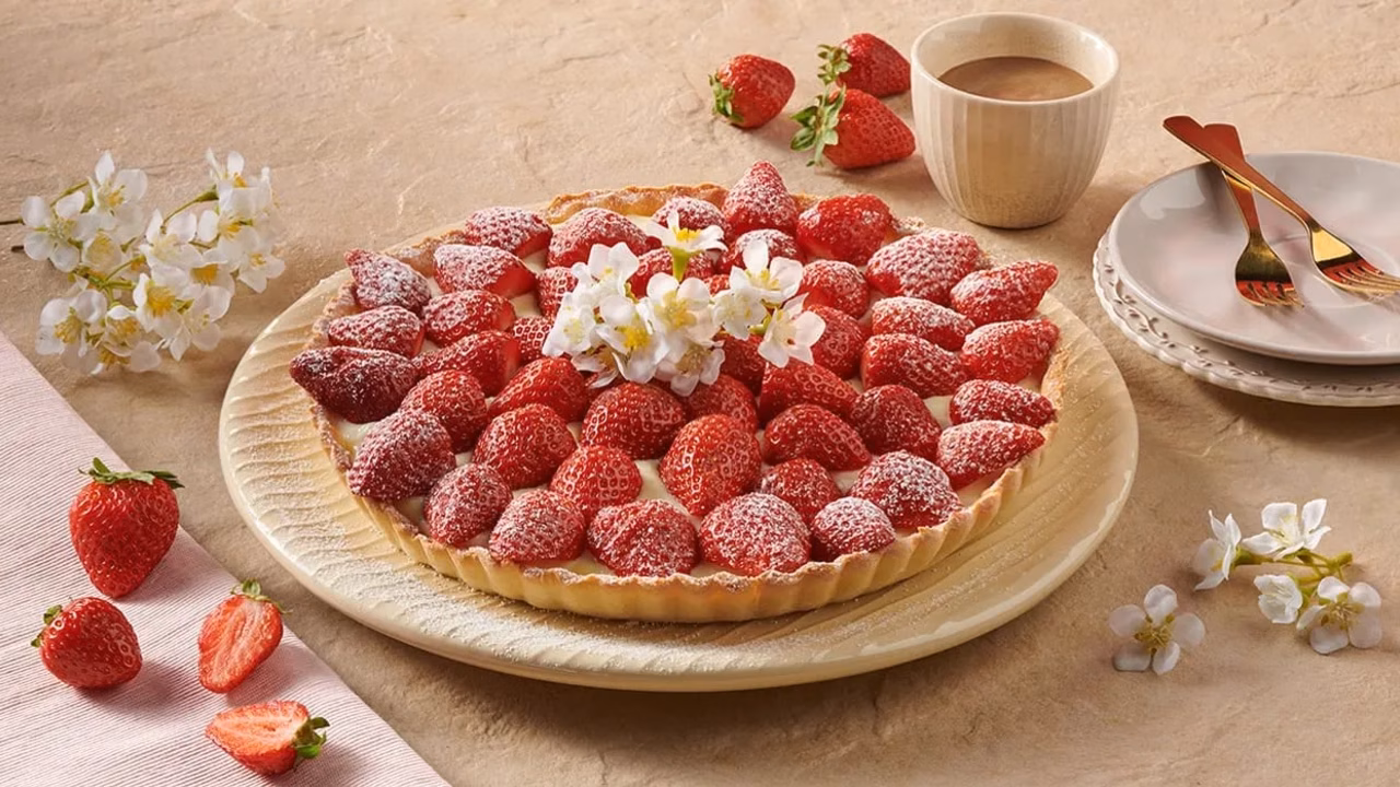 Tarta z truskawkami i kremem budyniowym