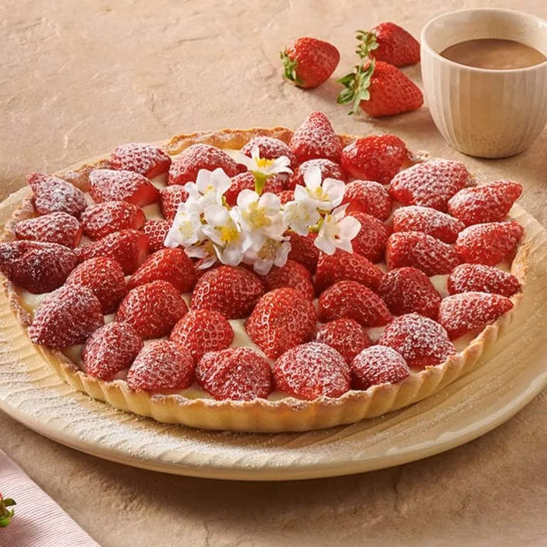 Tarta z truskawkami i kremem budyniowym