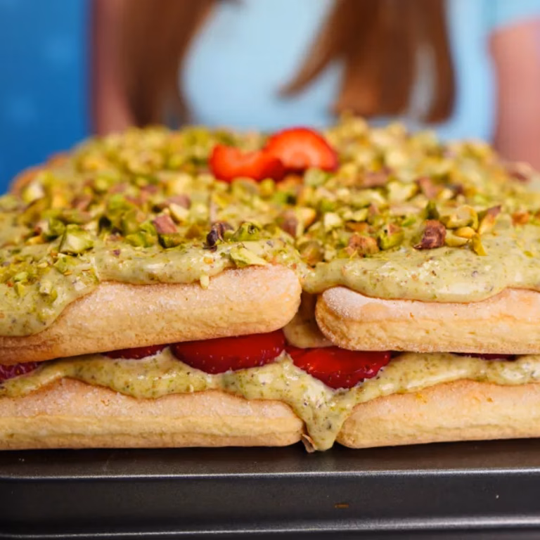 Tiramisu pistacjowe z truskawkami