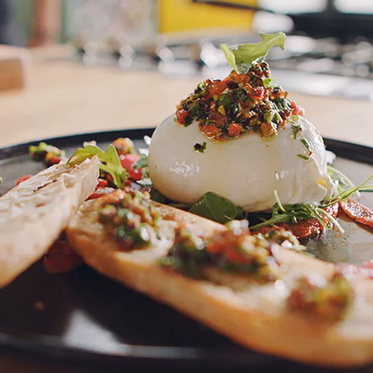 Burrata z pesto z rukoli