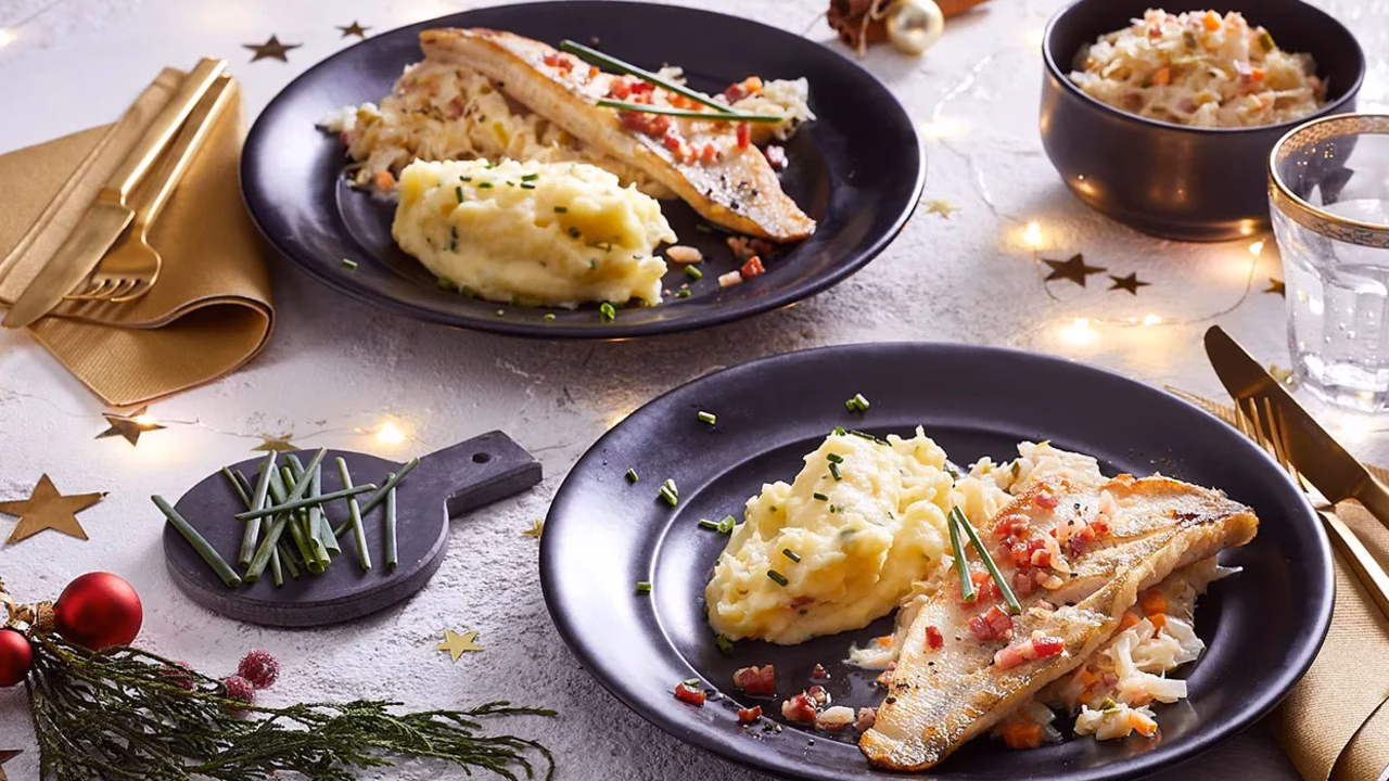 Smażony filet z sandacza z kapustą kiszoną w śmietanie
