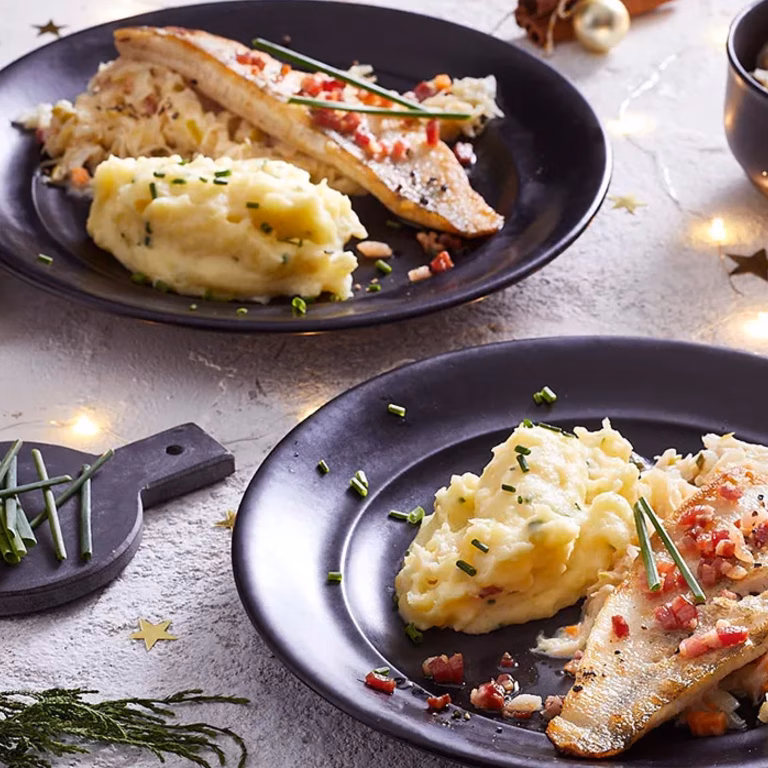 Smażony filet z sandacza z kapustą kiszoną w śmietanie
