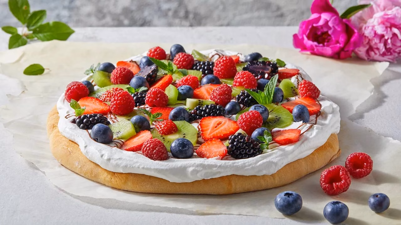 Słodka pizza owocowa