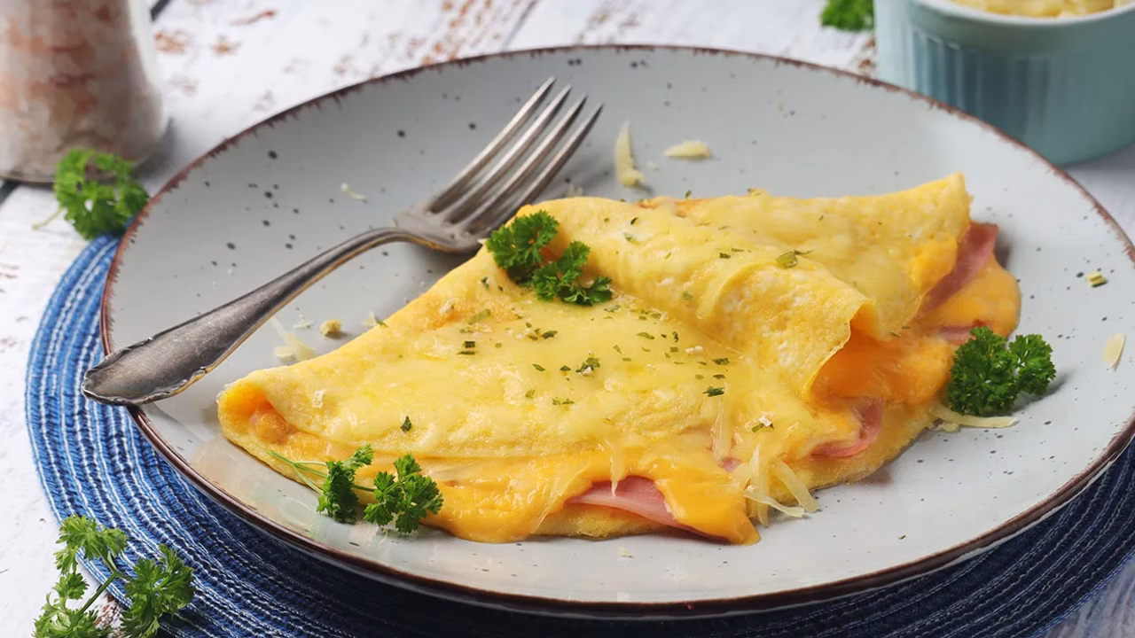 Omlet z szynką i serem