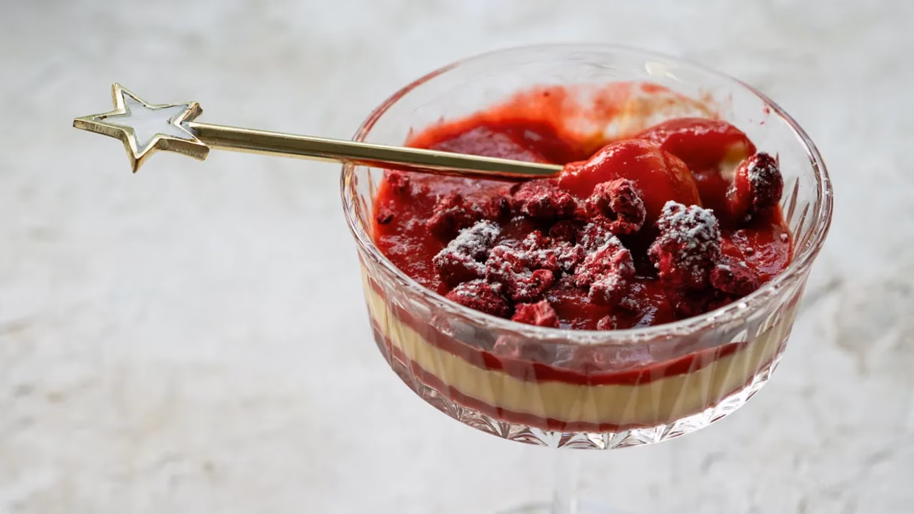 Pudding waniliowy z musem rabarbarowo-malinowym