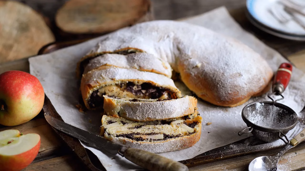 Strudel z jabłkami i makiem