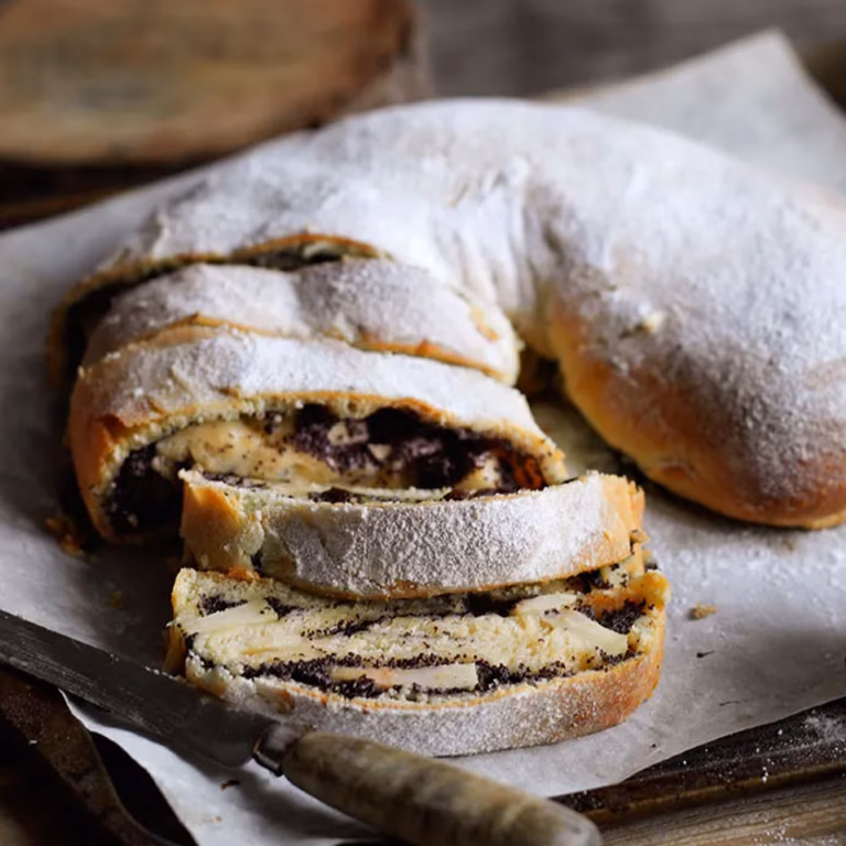 Strudel z jabłkami i makiem