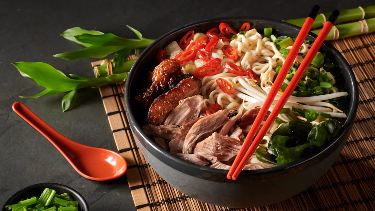 Ramen na bulionie kaczym z pieczoną kaczką