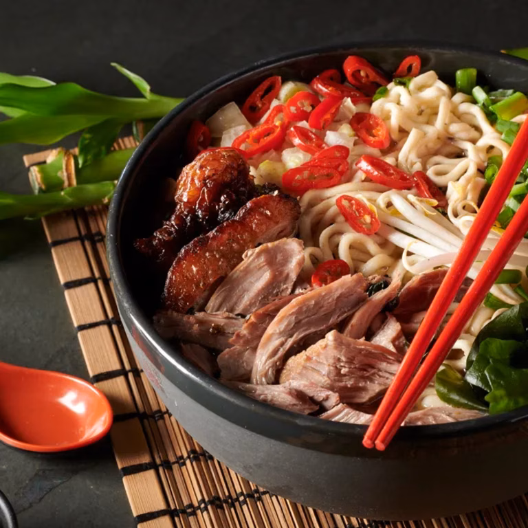 Ramen na bulionie kaczym z pieczoną kaczką