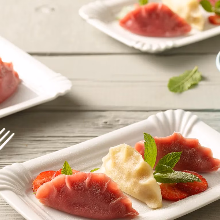 Pierogi z truskawkami i śliwkami