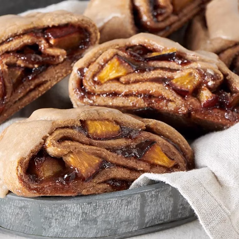 Wegańskie drożdżówki ze śliwkami
