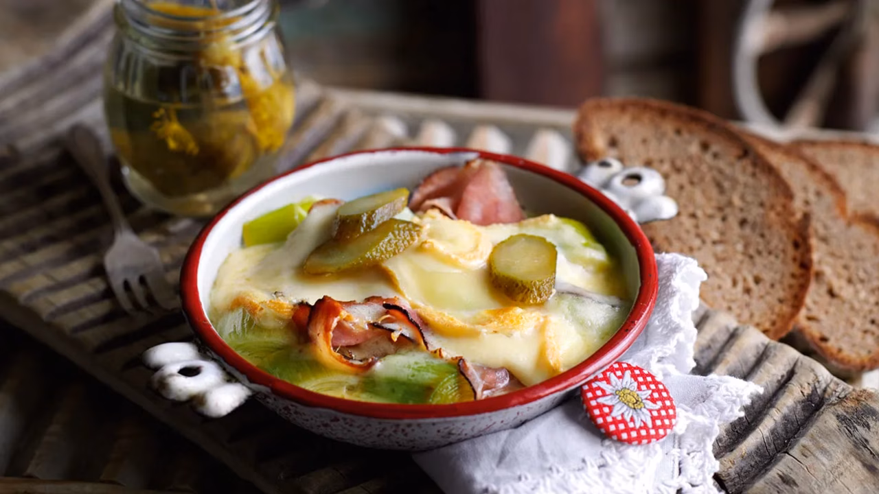 Raclette z porami i boczkiem w śmietanie