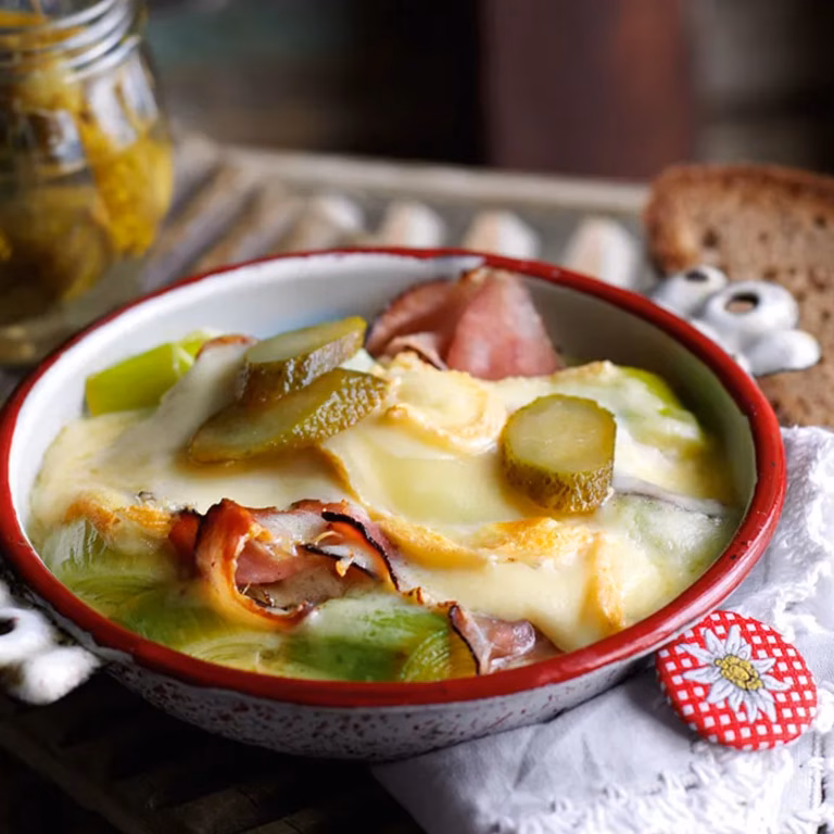 Raclette z porami i boczkiem w śmietanie