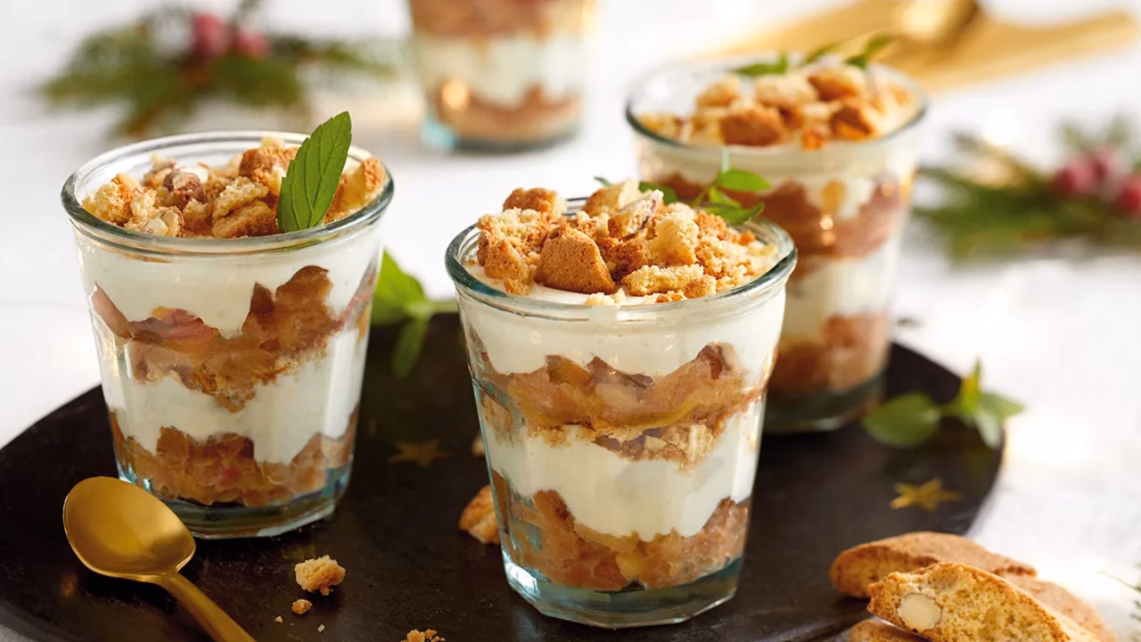 Tiramisu z duszonymi jabłkami i ciasteczkami cantuccini