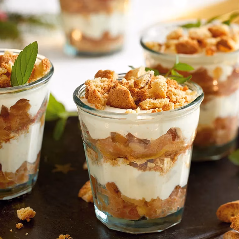 Tiramisu z duszonymi jabłkami i ciasteczkami cantuccini