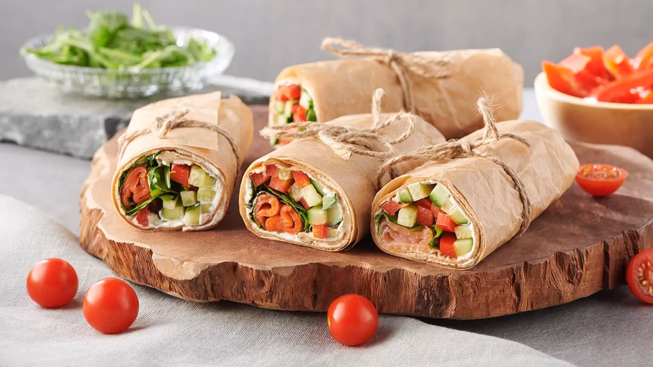 Wrap z łososiem i warzywami