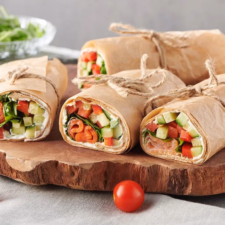 Wrap z łososiem i warzywami