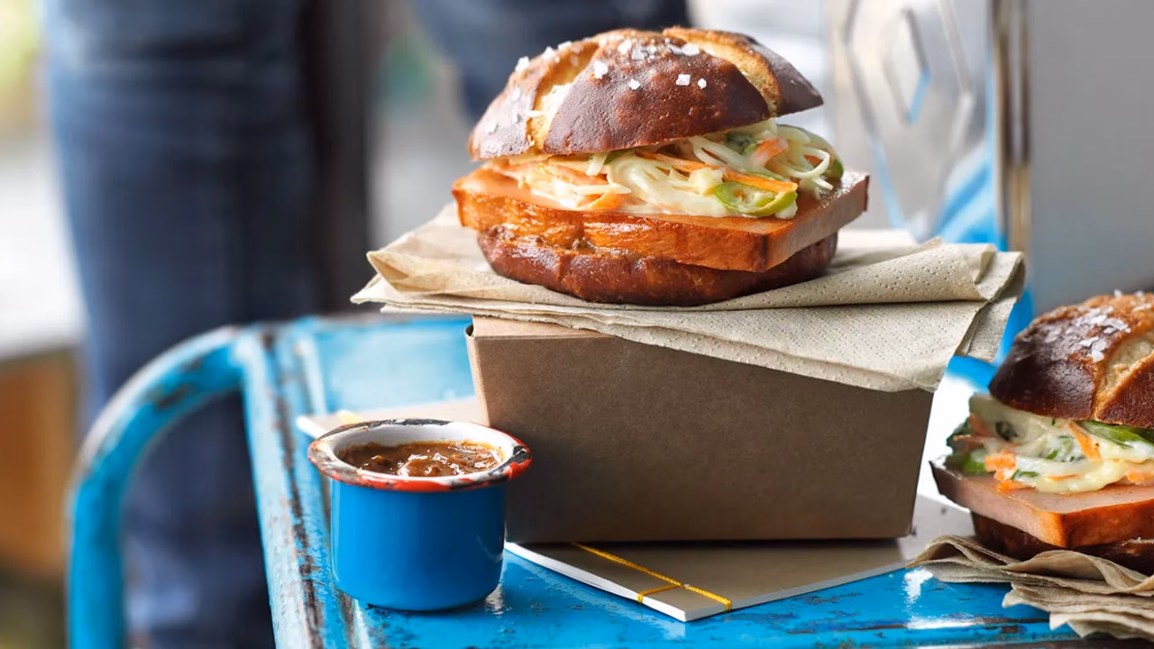 Burger z pasztetem i surówką coleslaw