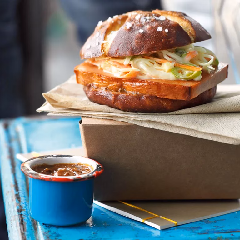 Burger z pasztetem i surówką coleslaw