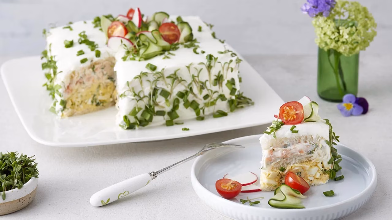 Tort kanapkowy z pastą jajeczną