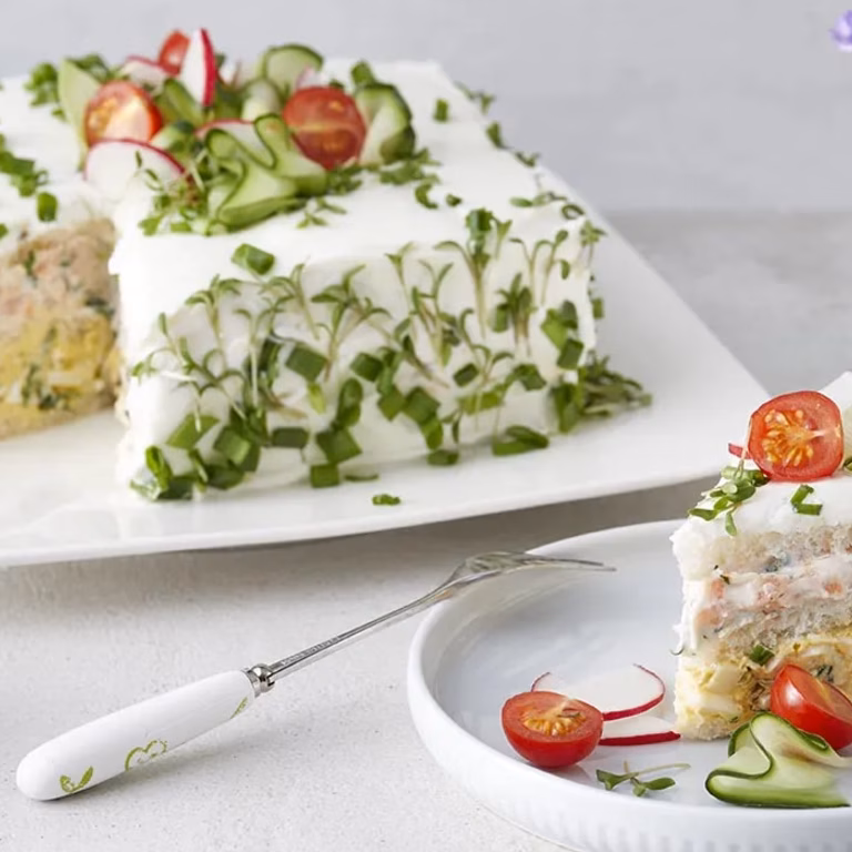 Tort kanapkowy z pastą jajeczną
