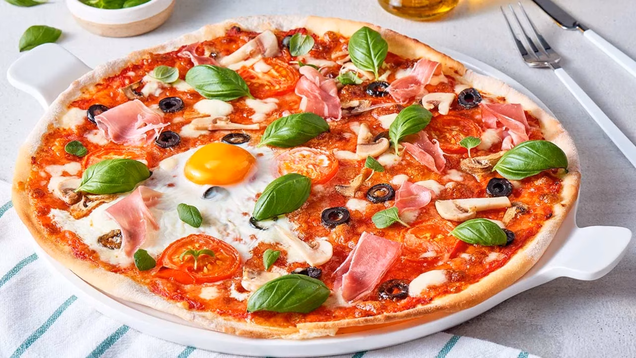 Pizza z bazyliowo-pomidorowym sosem