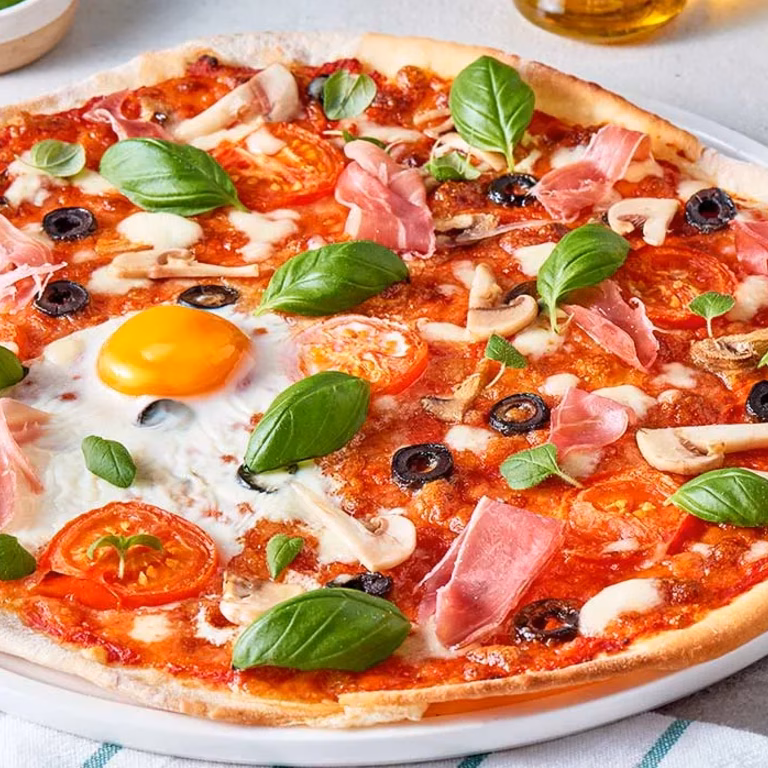 Pizza z bazyliowo-pomidorowym sosem