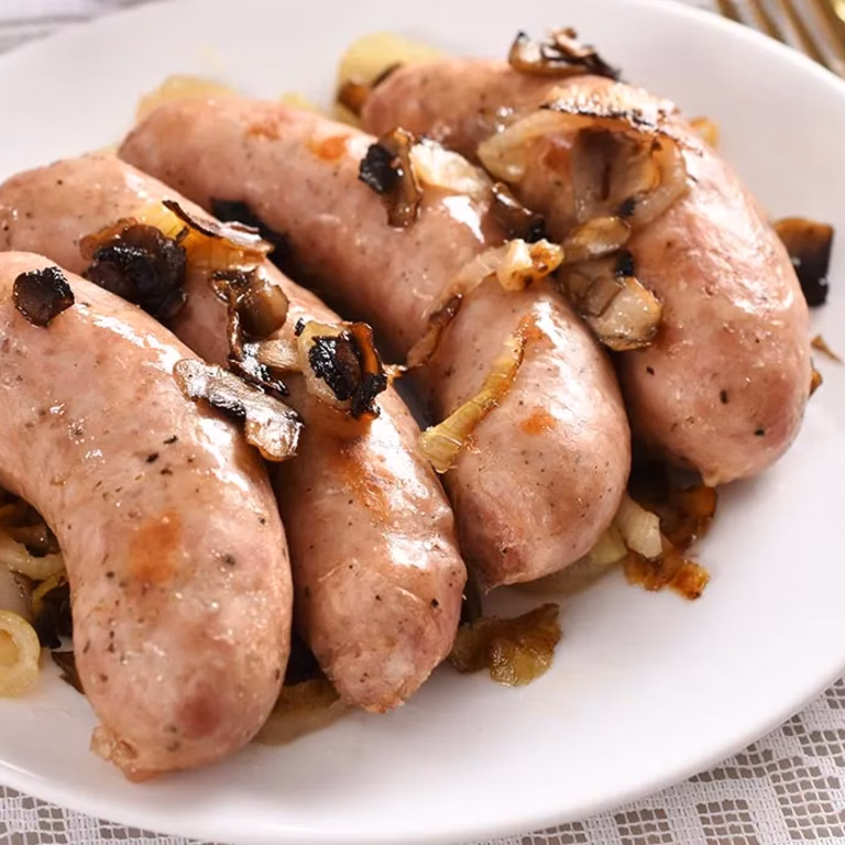 Pieczona biała kiełbasa z cebulą i pieczarkami