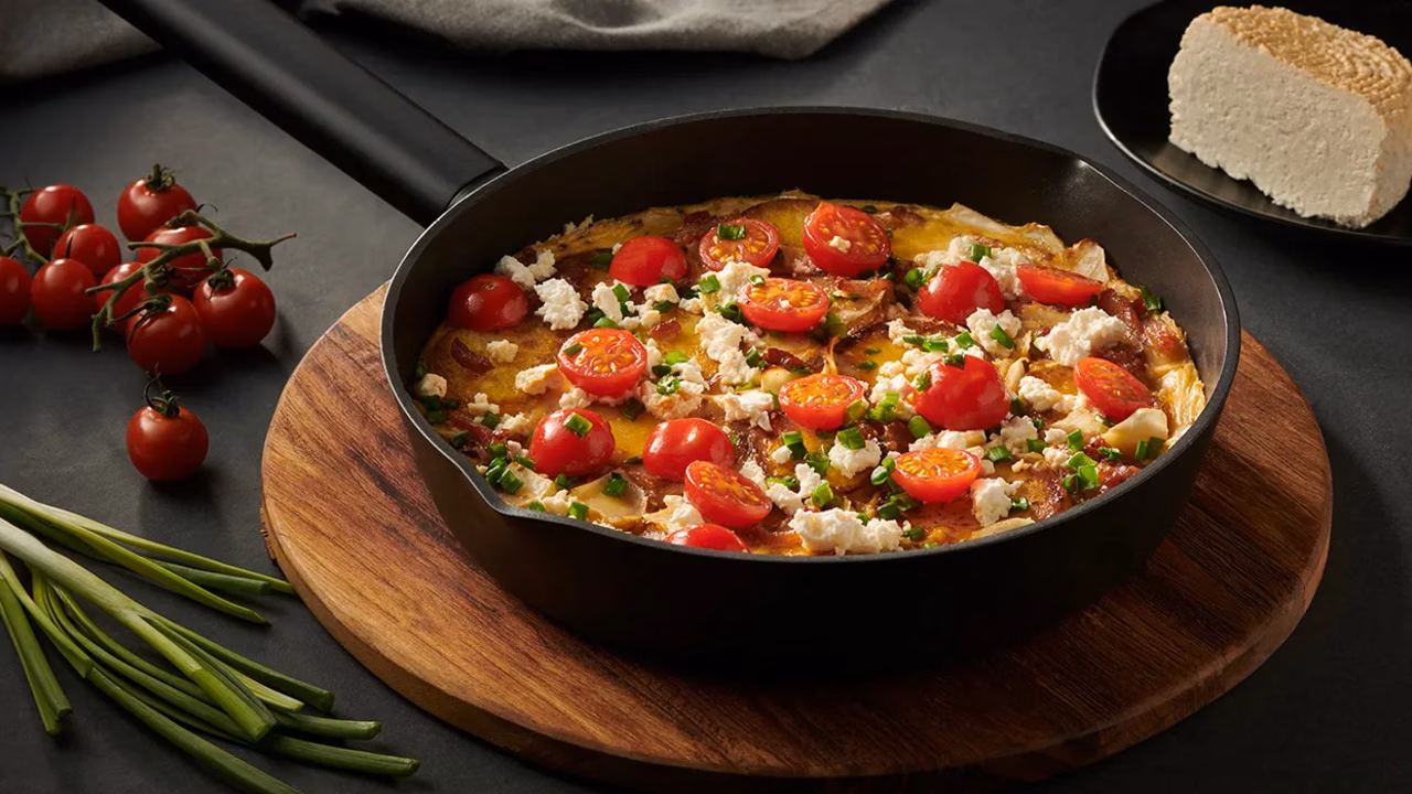Frittata z boczkiem i młodą kapustą