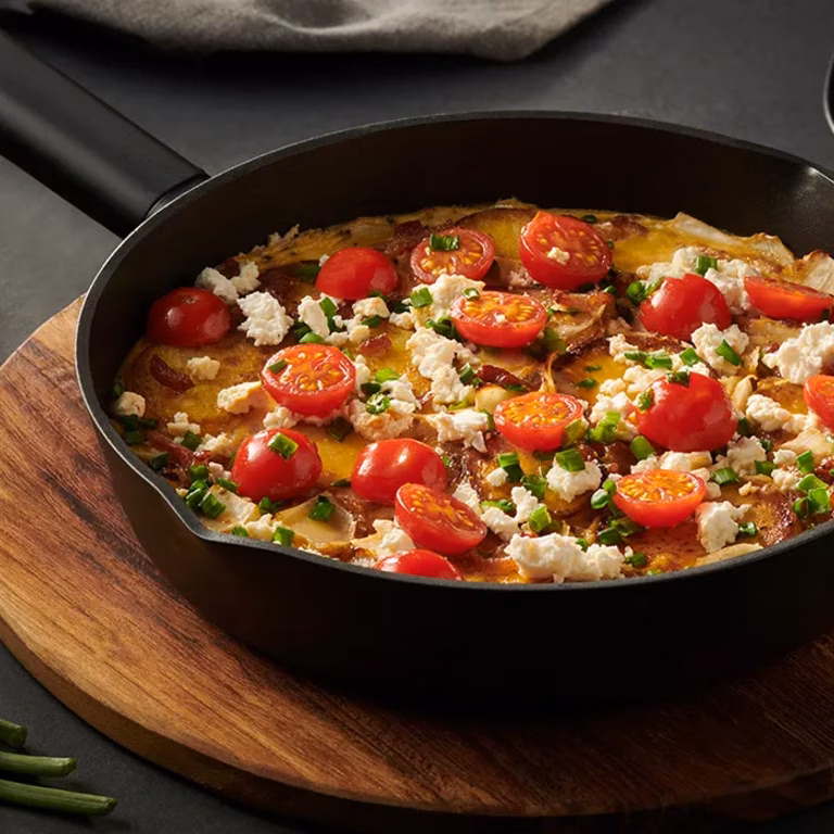 Frittata z boczkiem i młodą kapustą