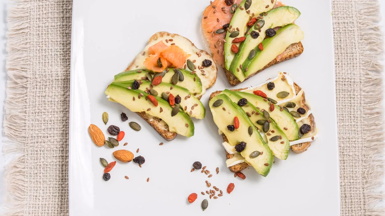 Kanapka z awokado, łososiem i superfoods