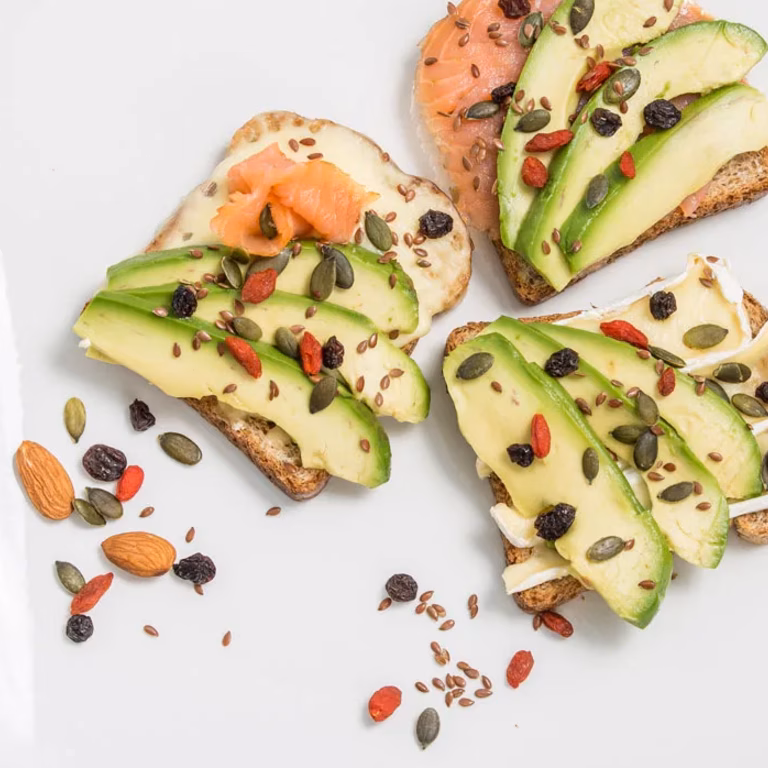Kanapka z awokado, łososiem i superfoods