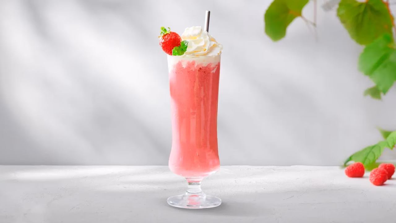 Shake malinowo-truskawkowy z bitą śmietaną