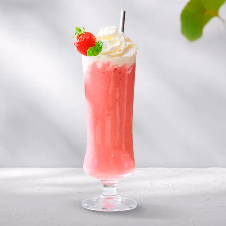 Shake malinowo-truskawkowy z bitą śmietaną