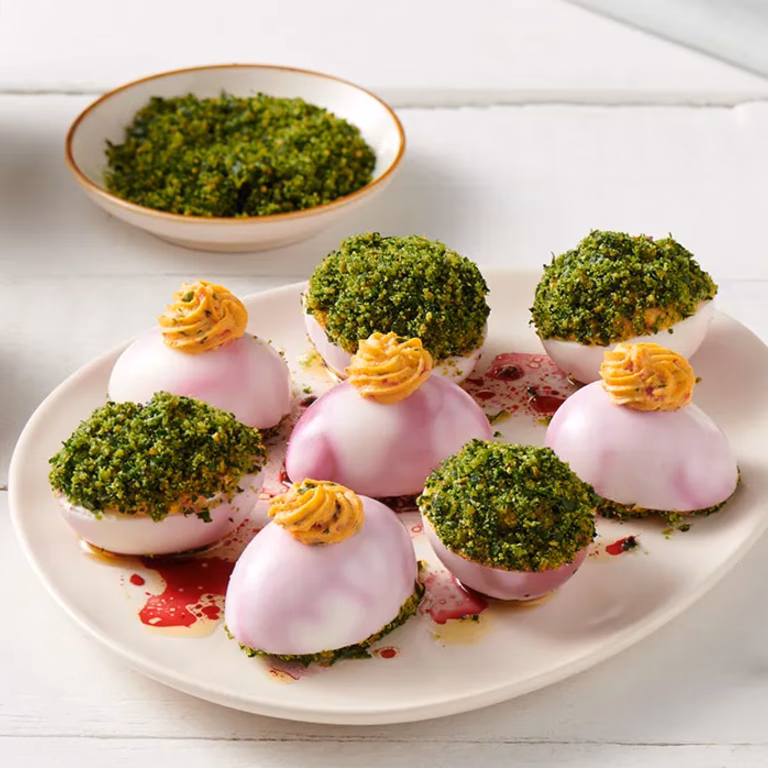 Różowe deviled eggs z zieloną kruszonką