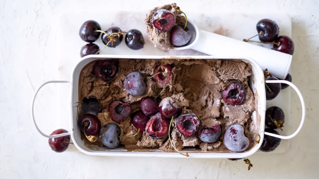 Wegańskie lody czekoladowe z czereśniami