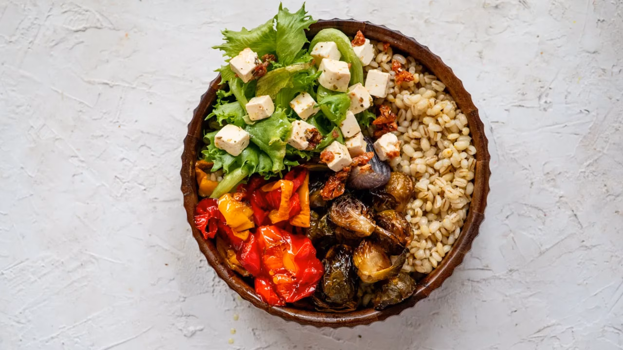 Zimowy bowl z pęczakiem i fetą