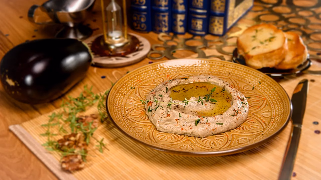 Pasta mocy z bakłażanem i orzechami