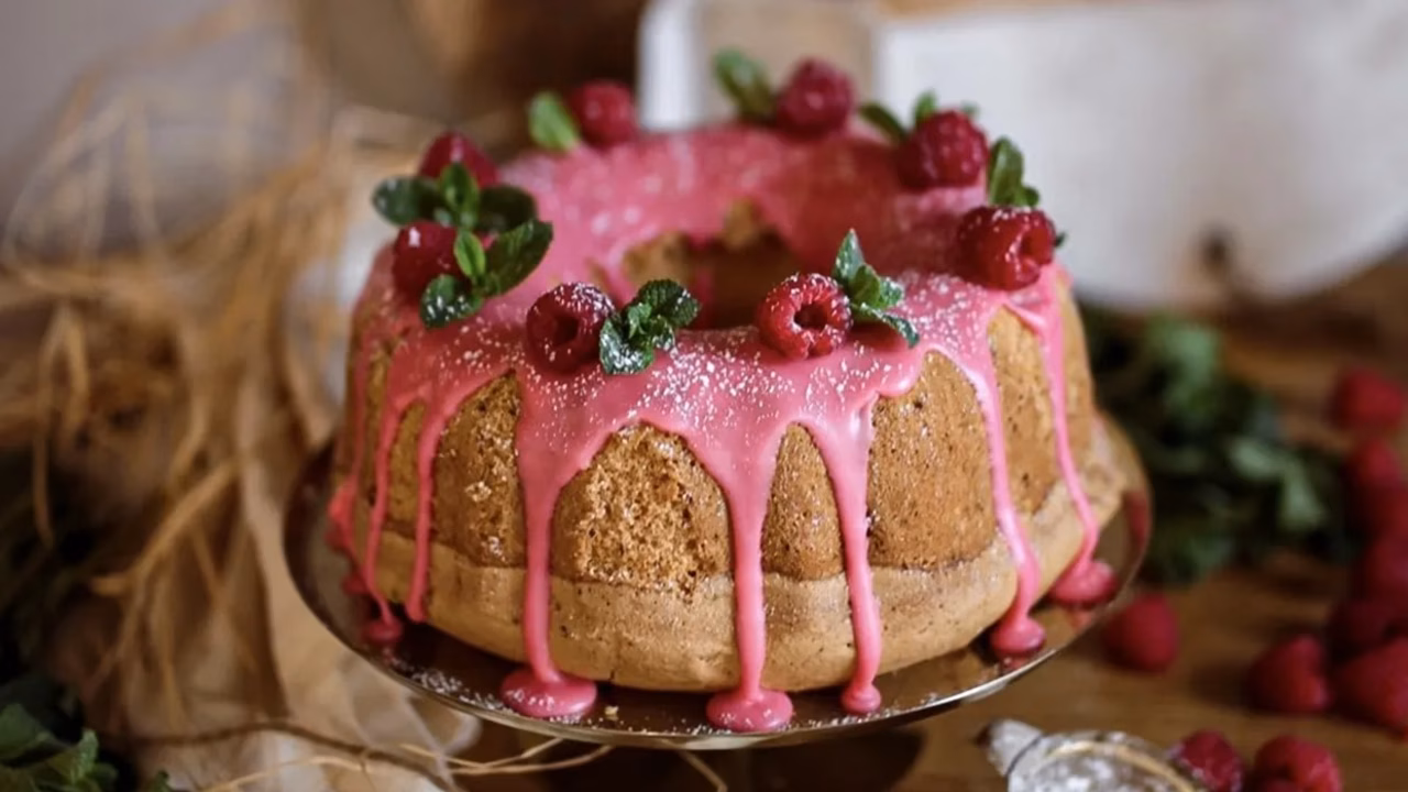 Babka bezglutenowa z lukrem malinowym