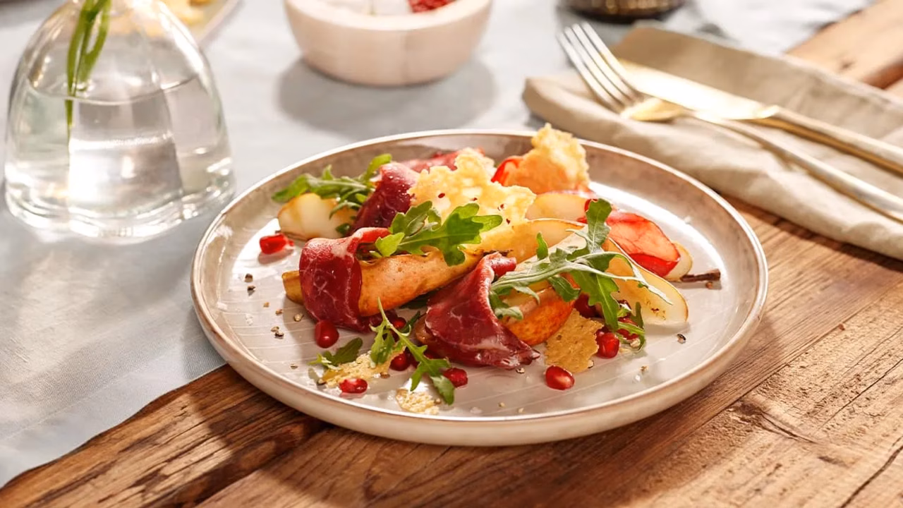 Bresaola z grillowaną gruszką i chipsami serowymi