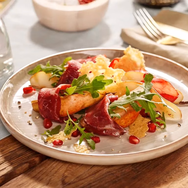 Bresaola z grillowaną gruszką i chipsami serowymi