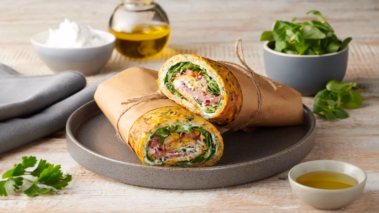 Warzywny wrap nadziewany kozim serkiem i salami