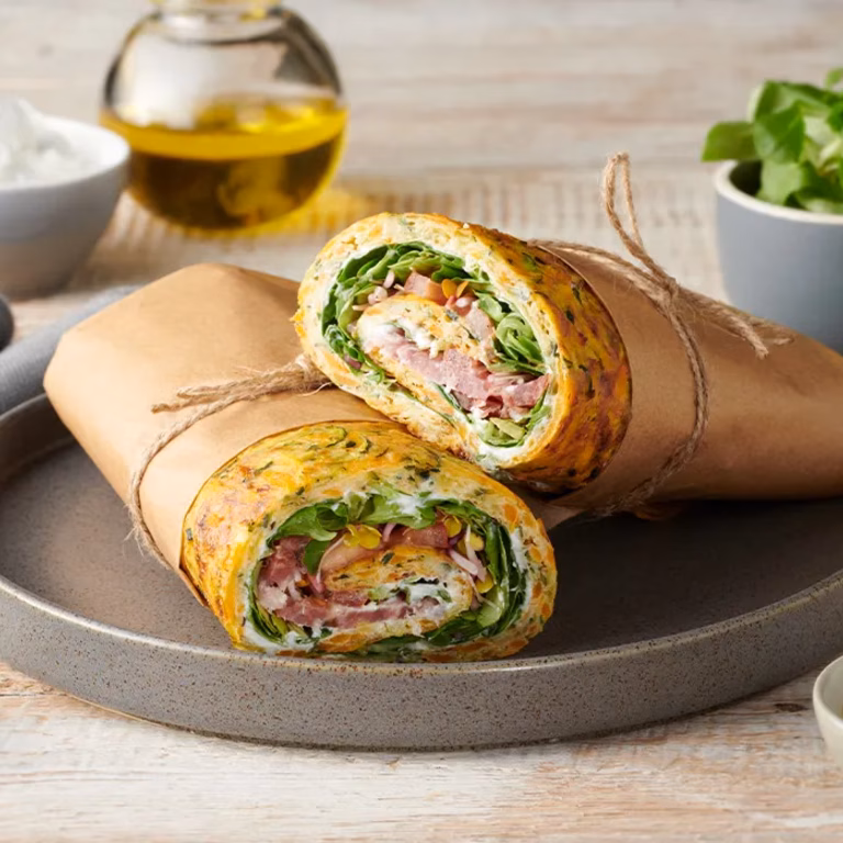 Warzywny wrap nadziewany kozim serkiem i salami