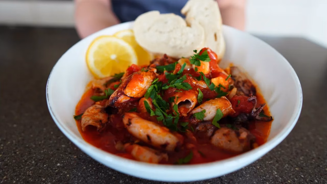 Kalmary z czosnkiem i sofrito pomidorowym