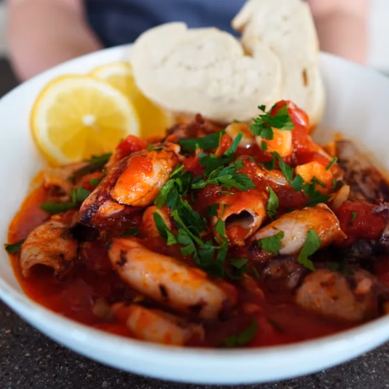 Kalmary z czosnkiem i sofrito pomidorowym